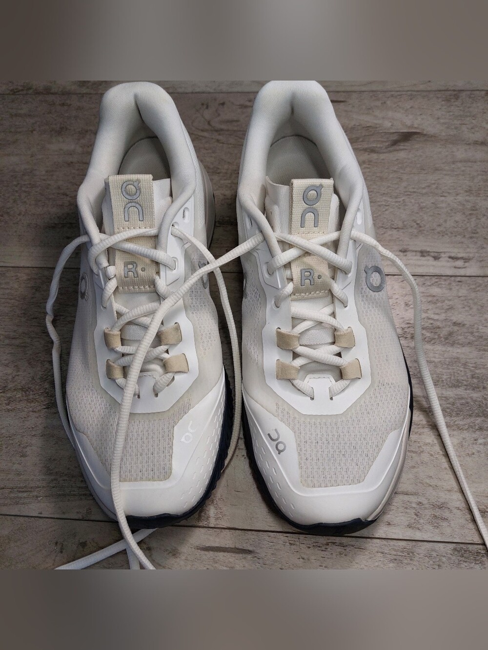 Women's On Cloud "The Roger" White Sneakers. Sz 9